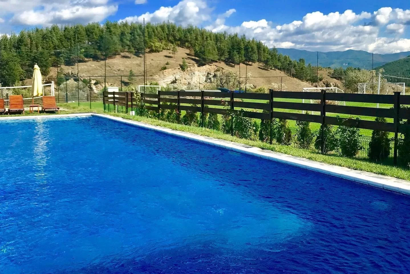 Въшнен басейн на хотел Орбел с прекрасен планински изглед